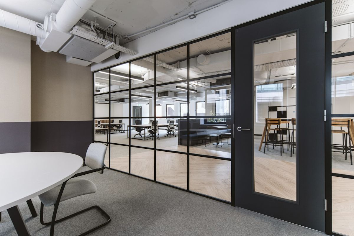 Modern office space with glass partitions and contemporary furniture at Bishopsgate 222 B London.